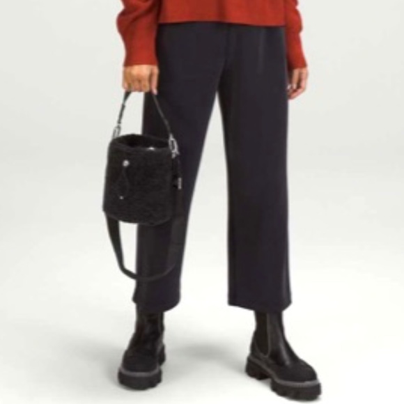 Lulu Lemon Crossbody Fleece Bucket Bag 2.5L - Picture 4 of 14